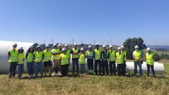 Los estudiantes del CIFP Ferrolterra, durante su visita al parque elico de Somozas