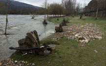 La riada levant� las tuber�as de riego del Malec�n. 