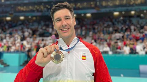 El asturiano Abel Serdio, pivote de la seleccin masculina de balonmano, posa sonriente con la medalla de bronce obtenida en los Juegos Olmpicos de Pars