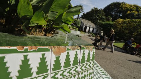 Azulejos rotos en el banco de la estaci�n meterol�gica de los jardines de M�ndez N��ez