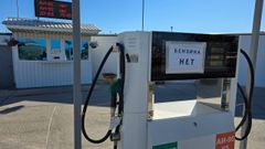 Un surtidor con un cartel que indica que no hay combustible en una estación de servicio de Yevpatoriya, en Crimea