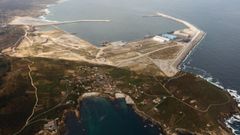 La aldea y el muelle de Suevos, en primer plano. Detr&aacute;s, el puerto exterior de Langosteira.