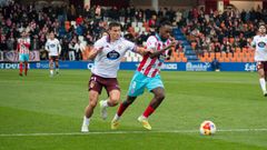 Miguel Cuesta tratando de arrebatarle el baln a Balboa en el partido ante el Lugo