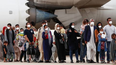 Ciudadanos afganos evacuados de Kabul llegan a la Base Area de Torrejn de Ardoz, Madrid