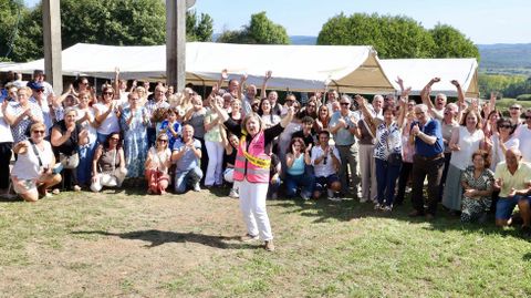 Mar�a del Carmen, con parte de los asistentes a su fiesta de jubilaci�n este domingo