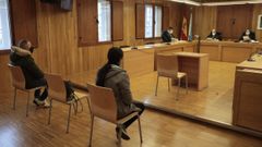 Los acusados de traficar con 11.000 euros de coca�na, en la Audiencia Provincial de Lugo. 
