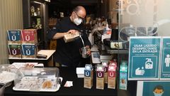 �scar de Toro, propietario de la cafeter�a Venecia, en la calle del H�rreo, no tiene terraza pero abre para seguir atendiendo a sus clientes m�s fieles, que van a buscar el caf� para llevar