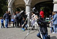 La Agrupaci�n Astron�mica �o instal� un telescopio dotado de filtro solar para la observaci�n. 