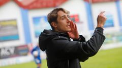 Iv�n Carril dando instrucciones durante el partido.