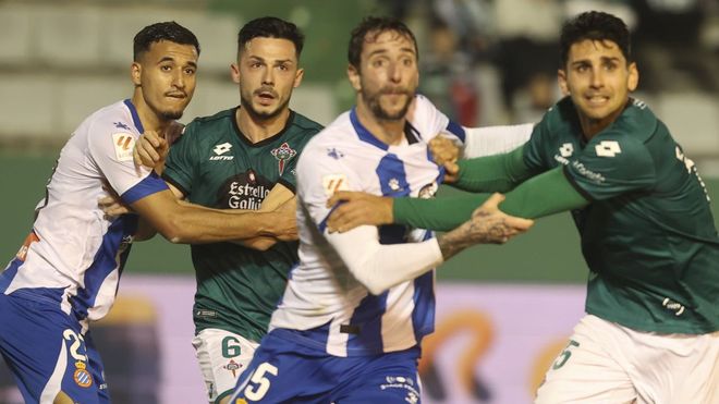 Jes&uacute;s Bernal y David Castro, en un partido entre el Racing y el Espanyol en la Segunda Divisi&oacute;n