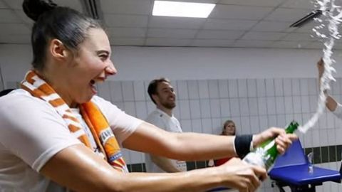 La pívot ourensana celebra en el vestuario del Valencia su tercer título liguero