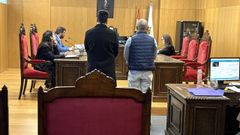 Los acusados, durante la audiencia previa�celebrada en Ourense, en la que admitieron los hechos