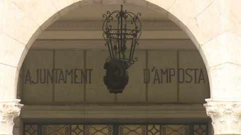Fachada del Ayuntamiento de Amposta, en Tarragona.