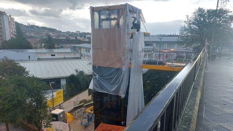 Obras del ascensor entre la avenida de Mar�n y la de Santiago.