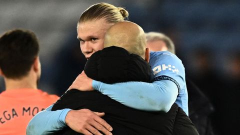 Haaland abraza a Guardiola tras la victoria del Manchester City sobre el Leicester