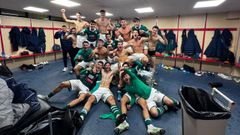 Los futbolistas del Coruxo, celebrando el triunfo ante el Numnacia, en el vestuario de Los Pajaritos.