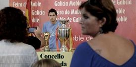 Muchos visitantes a la Feira do Moble aprovecharon para fotografiarse con Copa del Mundo y la Eurocopa.