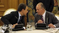 Jos Luis Rodrguez Zapatero y Juan Carlos I, en un consejo de ministros consultivo en el palacio de la Zarzuela, en el 2008