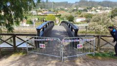 La Polic&iacute;a Local ha colocado vallas para impedir el tr&aacute;nsito por esta estructura de madera