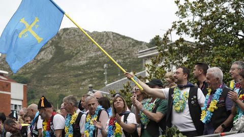 El presidente del Principado, Adrin Barbn (2d), acompaado del cantante asturiano Victor Manuel (d), participa en los actos organizados con motivo del 86 Descenso Internacional del Sella