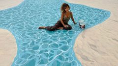 Lorena Castro, directora de la firma The Old Van, dando los �ltimos toques al �beach club� que est�n preparando en el exterior de Marineda City