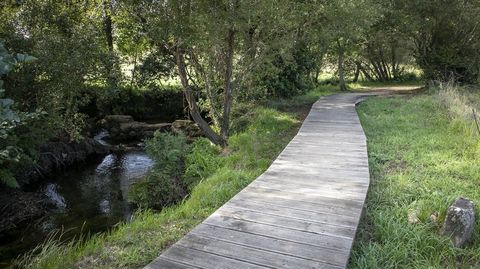 Uno de los tramos de maderas del paseo fluvial del río de Artes (Ribeira)