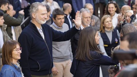 Los reyes saludando a los vecinos durante su visita a Chiva