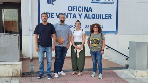 De izquierda a derecha, Mon Fern�ndez, Geno Carballeira, la afectada, y Beatriz Mosquera. 