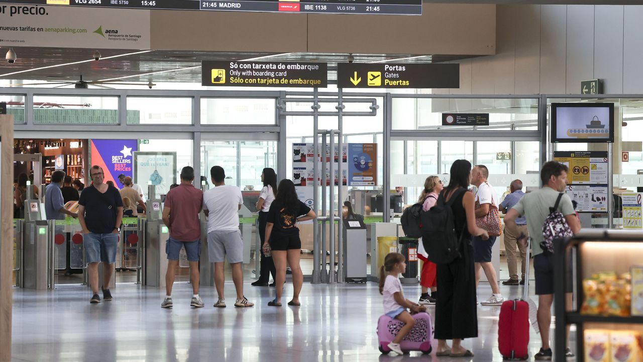 Las aerolíneas cierran agosto con 200 vuelos en el Rosalía de Castro durante el fin de semana