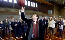 Caballero gast� 150.000 euros en el pabell�n de la ETEA sin seguir los tr�mites previstos.