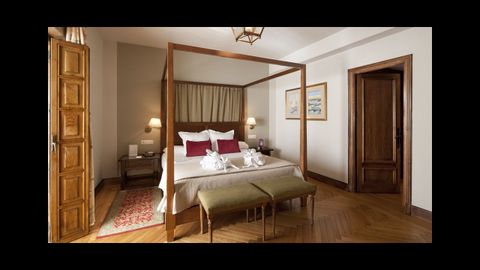 Uno de los dormitorios de la suite del Parador de Turismo de Ribadeo