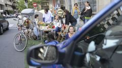 Colectivos ecologistas convierten una plaza de la ORA de Ourense en una zona verde