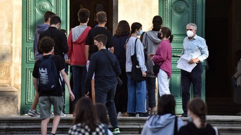 Alumnos entrando en el instituto Eusebio da Guarda de A Coru�a, que oferta el Stembach.
