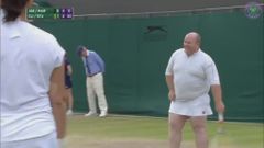 Un aficionado desaf�a a las tenistas en Wimbledon