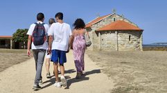 Un grupo de turistas en A Lanzada, Sanxenxo, esta semana