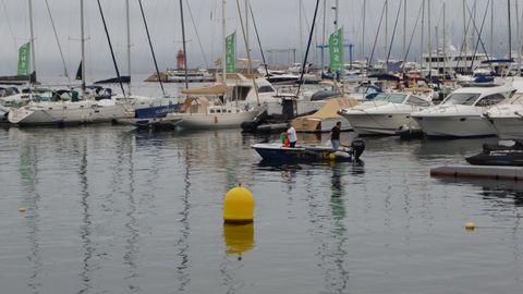 Una mancha de gasoil en el puerto de Sanxenxo oblig este martes a izar la bandera amarilla en la playa de Panadeira
