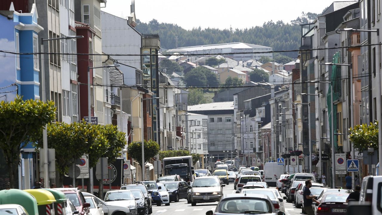La Avenida de Galicia de As Pontes se reabre al tráfico tras las obras.