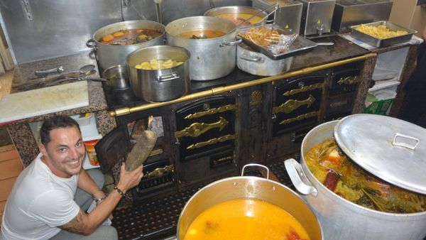 Gonz�lo Mart�nez muestra la cocina de le�a con la que se elaboran los cocidos en La Viuda