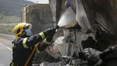 Bombero actuando sobre un cami�n incendiado
