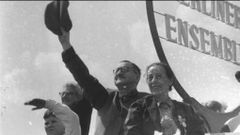 Bertolt Brecht con su esposa, Helene Weigel, en mayo de 1954