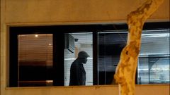 Imagen tomada desde el exterior del consulado del hombre que retuvo a la mujer del c�nsul de Mali en Barcelona