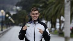 Adrin Ben luce su medalla de campen de Europa de 800 bajo techo en el 2023 en el paseo martimo de Viveiro.