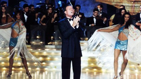 Julio Iglesias, en una de sus actuaciones televisivas