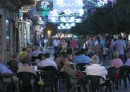 Terrazas llenas en el centro de Monforte durante las fiestas de agosto. 