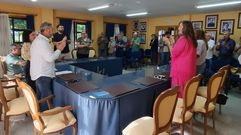 �lvarez Barreiro (a la izquierda) agradeciendo el aplauso de la corporaci�n de Vilamart�n de Valdeorras y del p�blico.