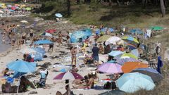 La playa de Area da Secada, en Arousa, repleta el lunes a ltima hora