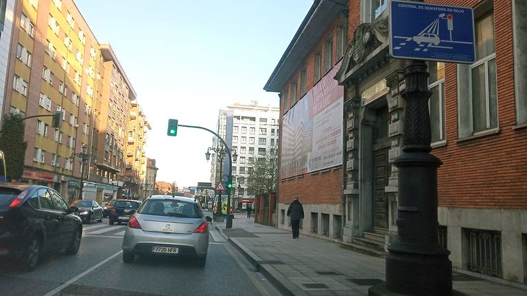 Se�al que advierte de la existencia de un �fotorrojo�, c�maras que caza a los conductores que pasan en rojo un sem�foro