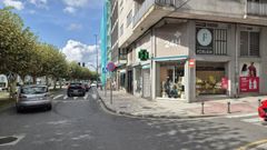 A la derecha, la farmacia de Ram�n Ferreiro de Lugo, donde se habilitar�n unas plazas de aparcamiento con tiempo limitado