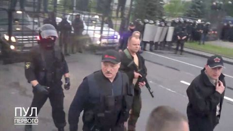 El presidente bielorruso Alexander Lukashenko, ayer, armado y con chaleco antibalas
