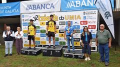 Manuel Font�n, del N�utico O Mu��o de Ribadumia, en lo alto del podio del K1 S�nior Femenino de la XXXII Baixada do R�o Umia junto a su compa�ero de club, Carlos Gutier, y el palista del Breog�n do Grove y presidente de la Federaci�n Galega de Pirag�ismo, Fredi Bea, Tercero.